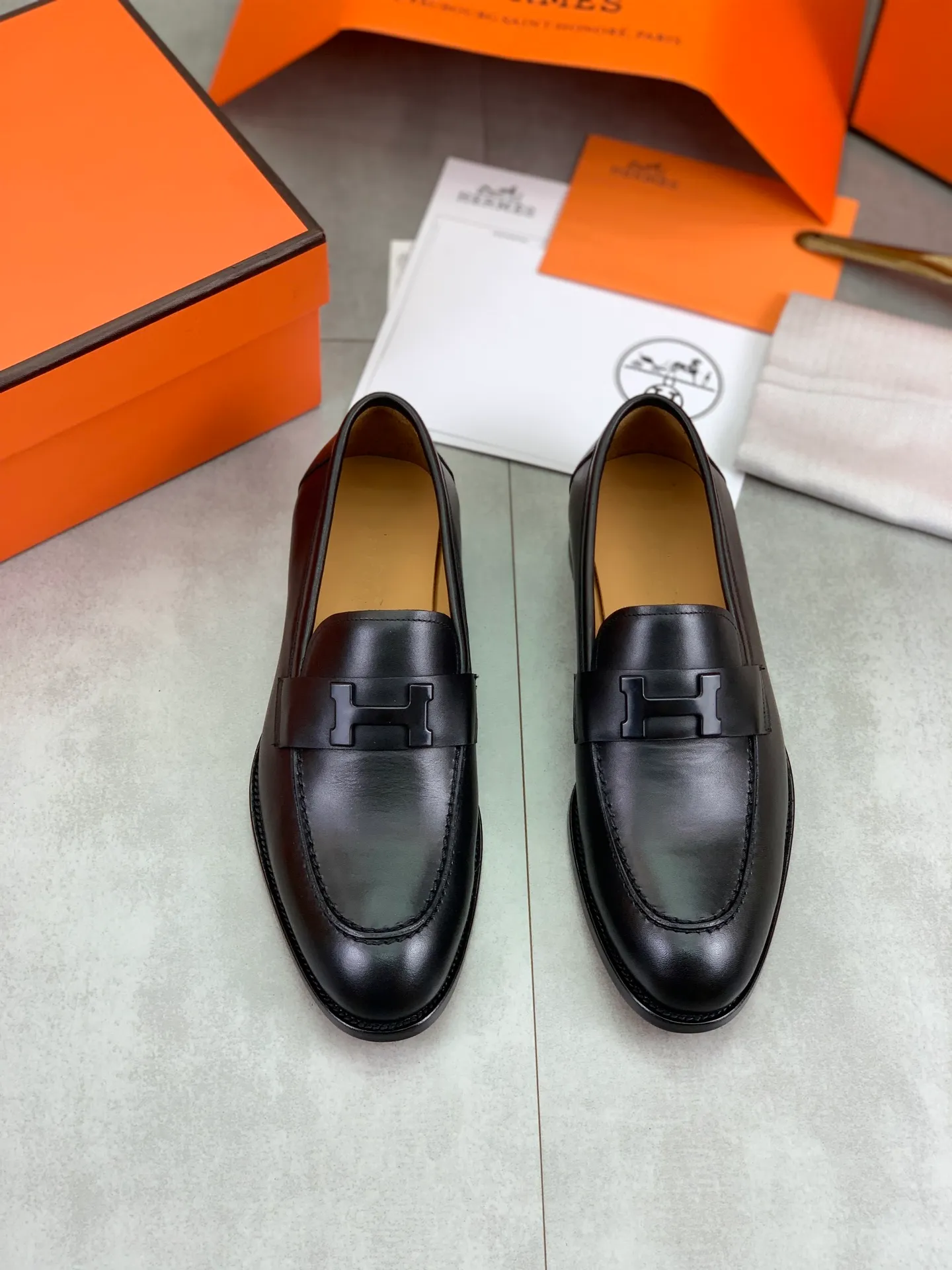 Factory price P980 💰💎💎💎 Original genuine leather outsole Brand: Hermès Grade: Same as the official website Original quality materials: Original soft calfskin Water-dyed cowhide lining Original Italian genuine leather outsole Style categories: Men's fashion Formal casual leather shoes Slip-on men's shoes series Young fashion European and American trends British style Code number: 39-45 (38.46 can be customized)